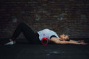 Una atleta Picsil hace ejercicios con un foam roller