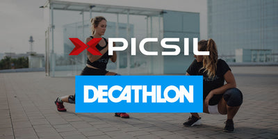 Una chica y un chico hacen deporte tras lo logos de PICSIL y Decathlon