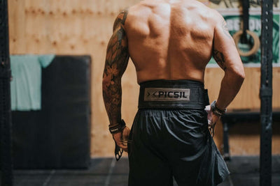 Un atleta de PICSIL de espaldas con un cinturón Picsil