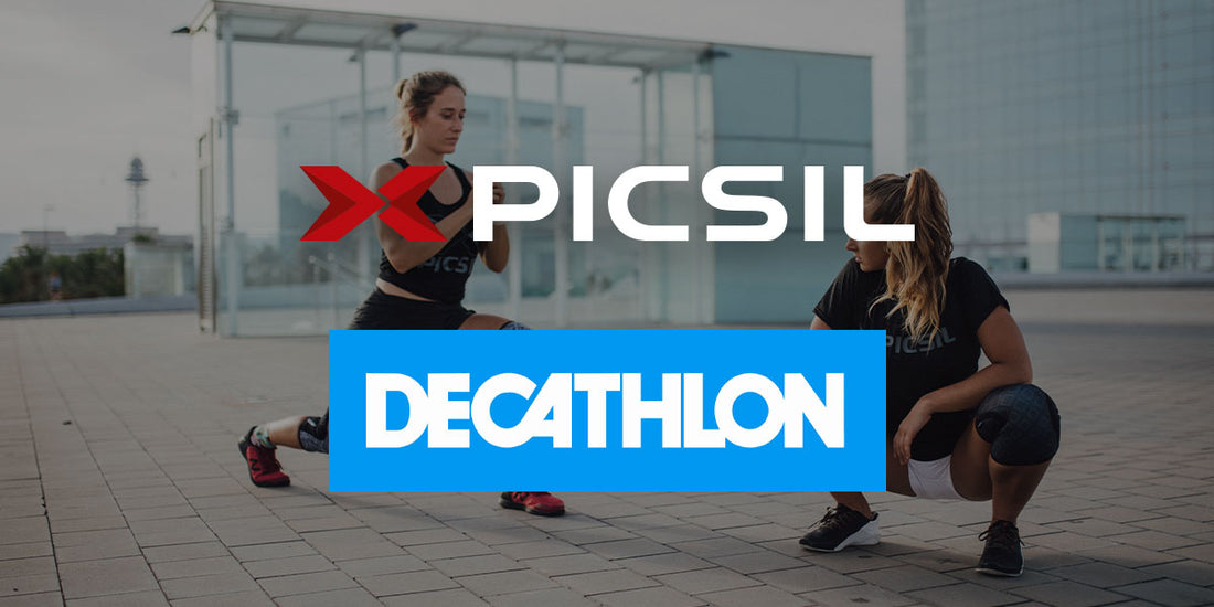 Una chica y un chico hacen deporte tras lo logos de PICSIL y Decathlon