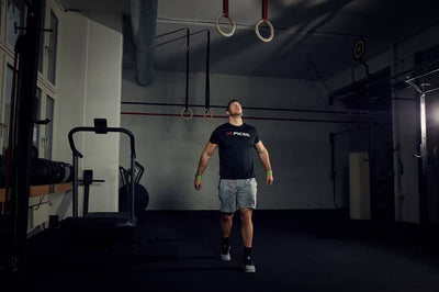 Atleta hombre mirando unas anillas