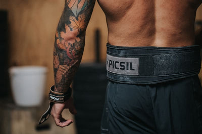 Hombre de espaldas con cinturón lumbar