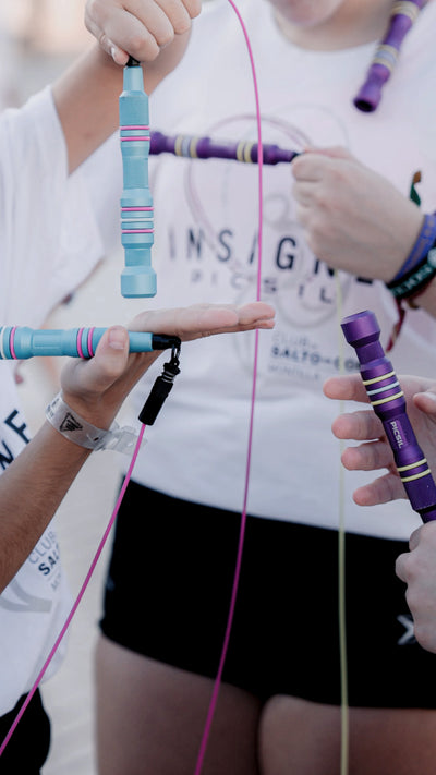 Personas sosteniendo combas