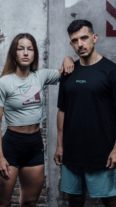 Un hombre y una mujer posando con ropa de deportiva