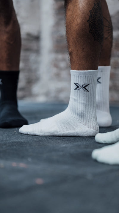 Piernas de un atleta con calcetines de picsil blancos