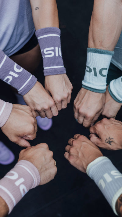 Manos en puño haciendo un círculo con diferentes muñequeras de picsil